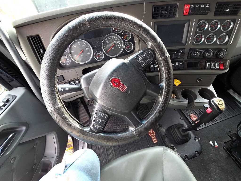 Kenworth T680 Sleeper Truck, 2019 - Paccar MX013, Eaton Auto - Image 9