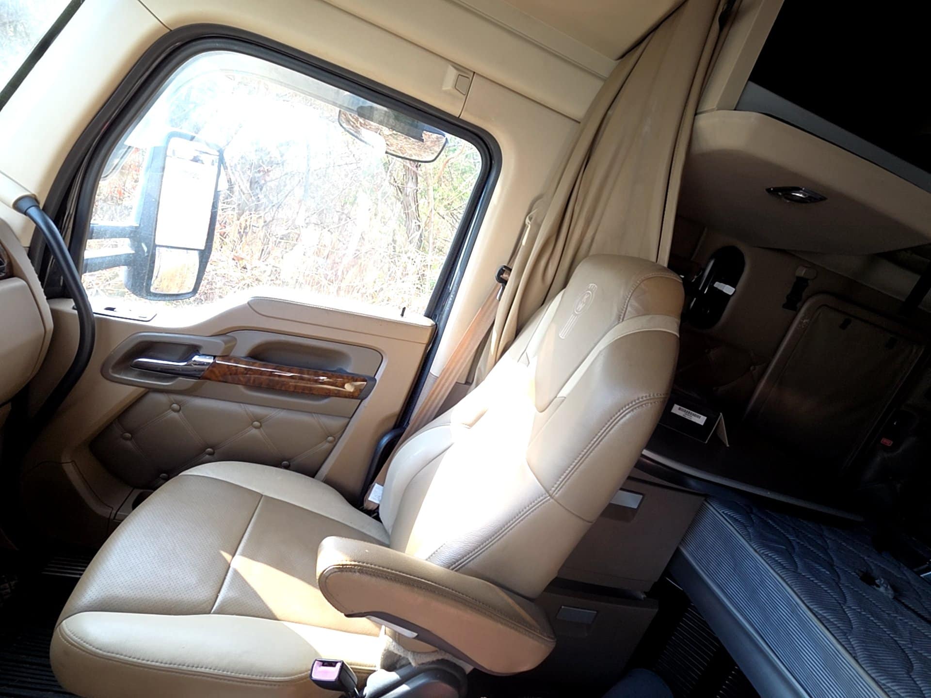 Kenworth T680 Sleeper Truck, 2015 - PACCAR MX-13, Automated Transmission, 76" Sleeper - Image 5