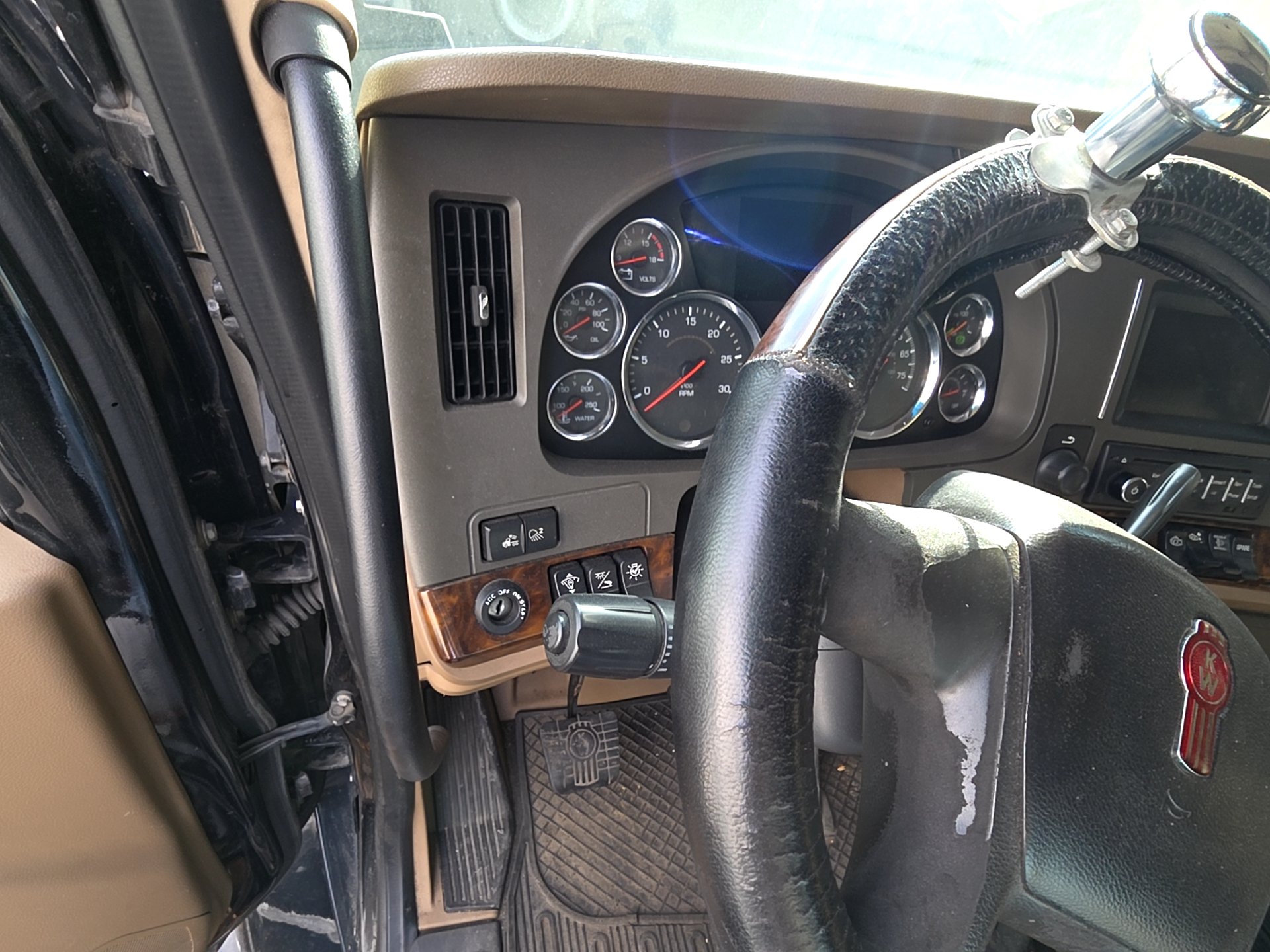 Kenworth T680 Sleeper Truck, 2015 - PACCAR MX-13, Automated Transmission, 76" Sleeper - Image 15