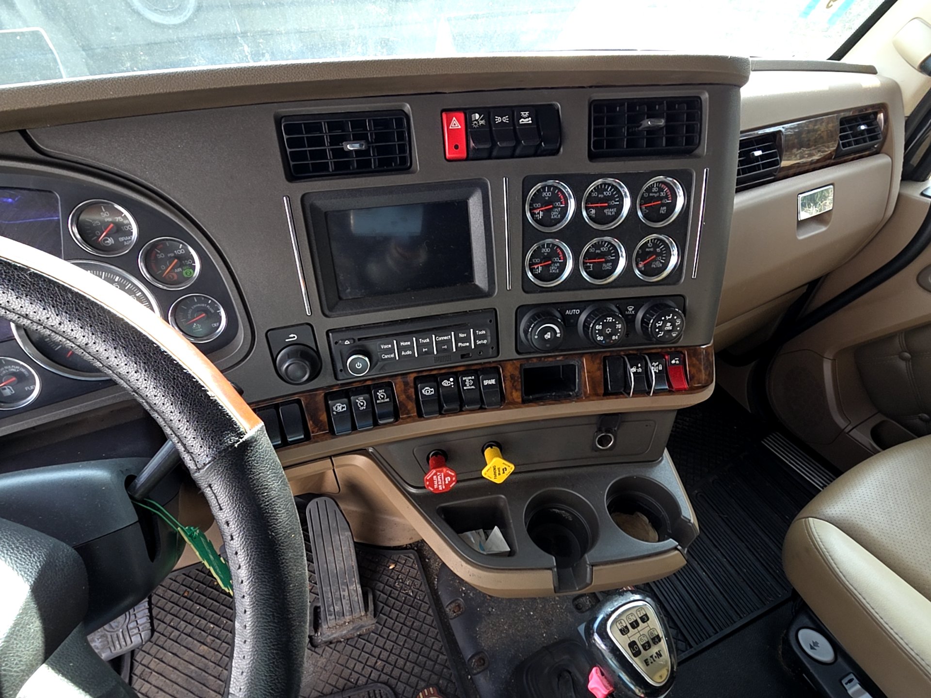 Kenworth T680 Sleeper Truck, 2015 - PACCAR MX-13, Automated Transmission, 76" Sleeper - Image 12