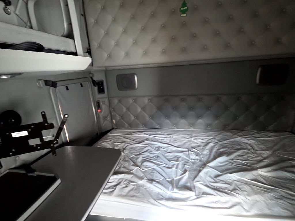 Kenworth T680 Sleeper Truck, 2019 - Paccar MX013, Eaton Auto - Image 20