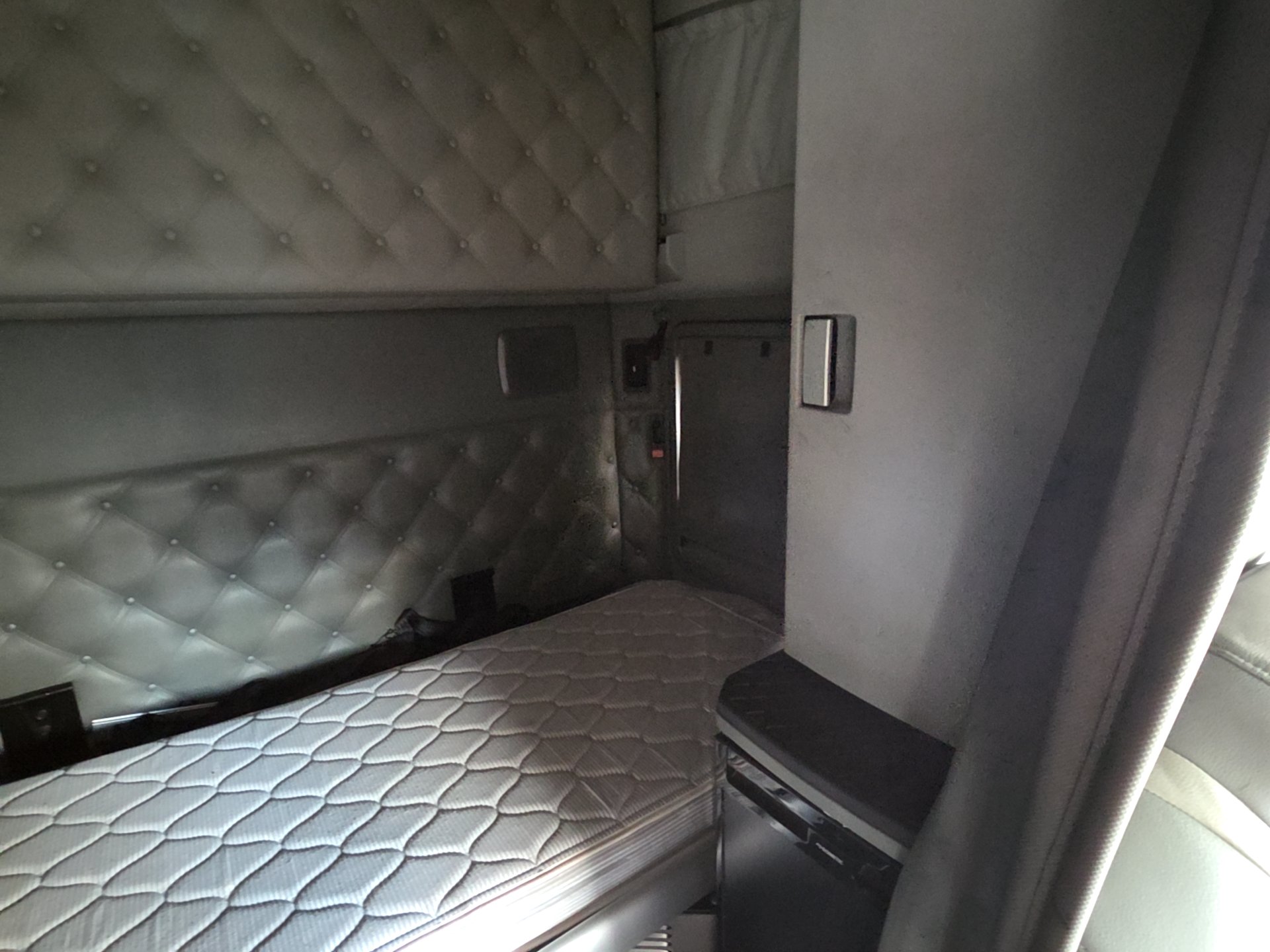 Kenworth T680 Sleeper Truck, 2016 - Paccar MX-13, Eaton Auto - Image 18
