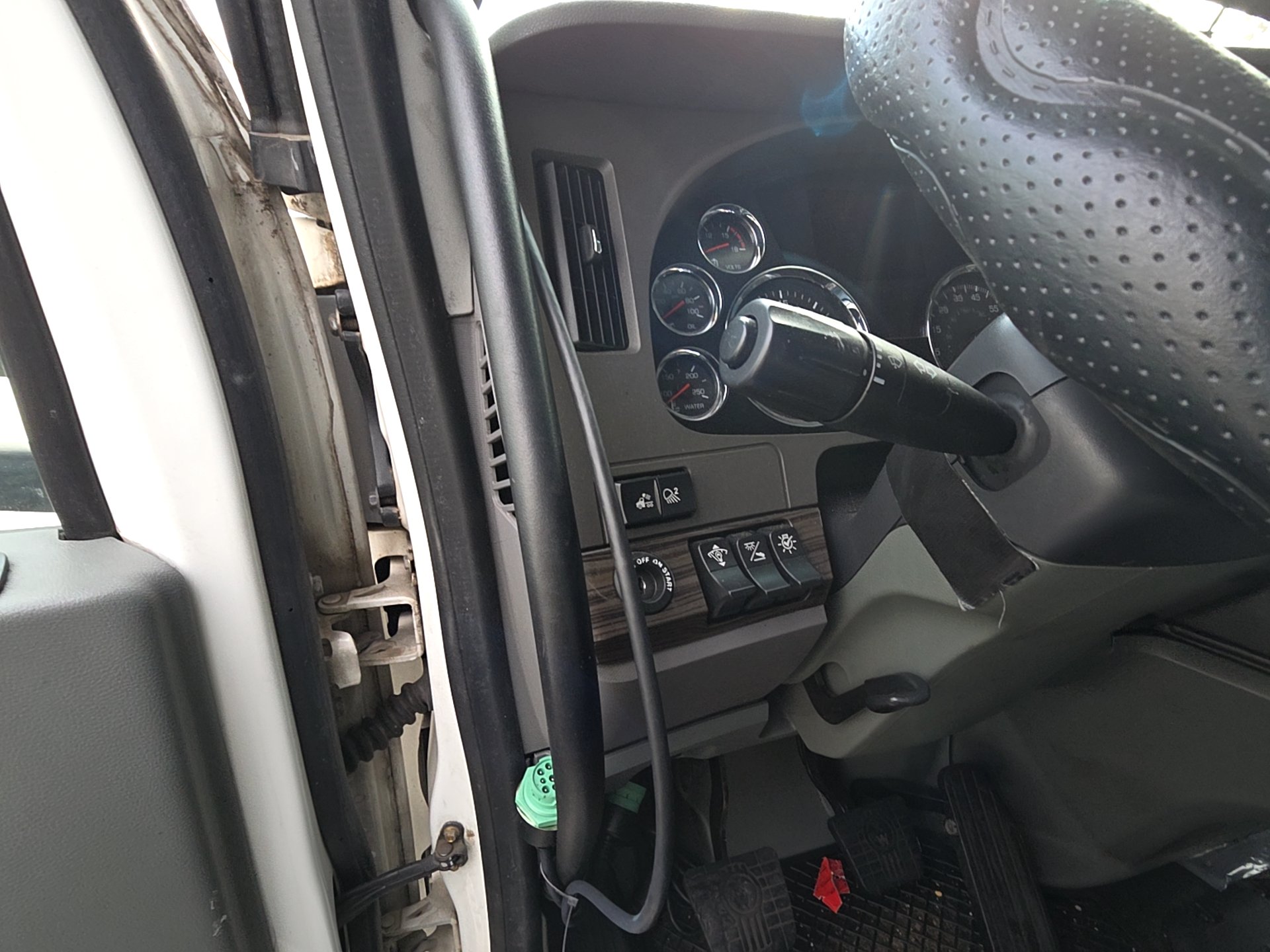 Kenworth T680 Sleeper Truck, 2016 - Paccar MX-13, Eaton Auto - Image 20