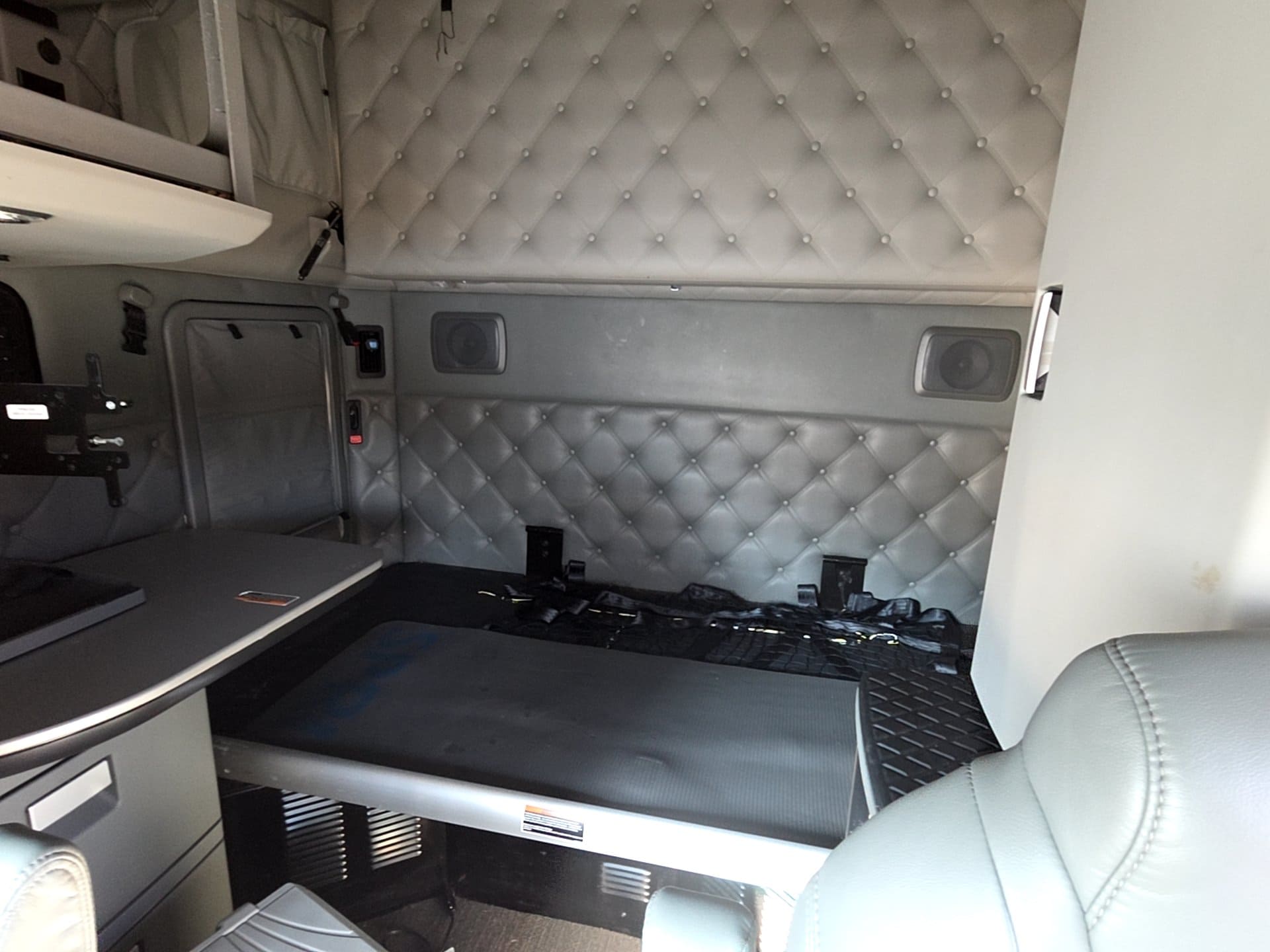 Kenworth T680 Sleeper Truck, 2020 - Paccar MX-13, Eaton Auto - Image 9