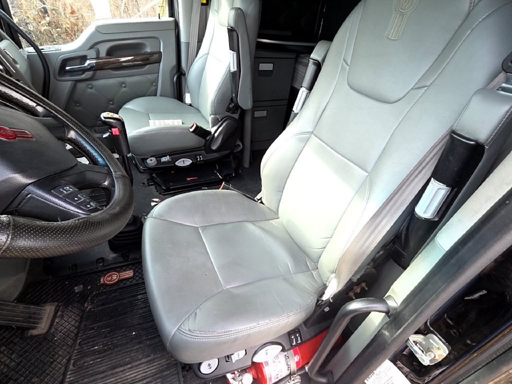 Kenworth T680 Sleeper Truck, 2019 - Paccar MX013, Eaton Auto - Image 10