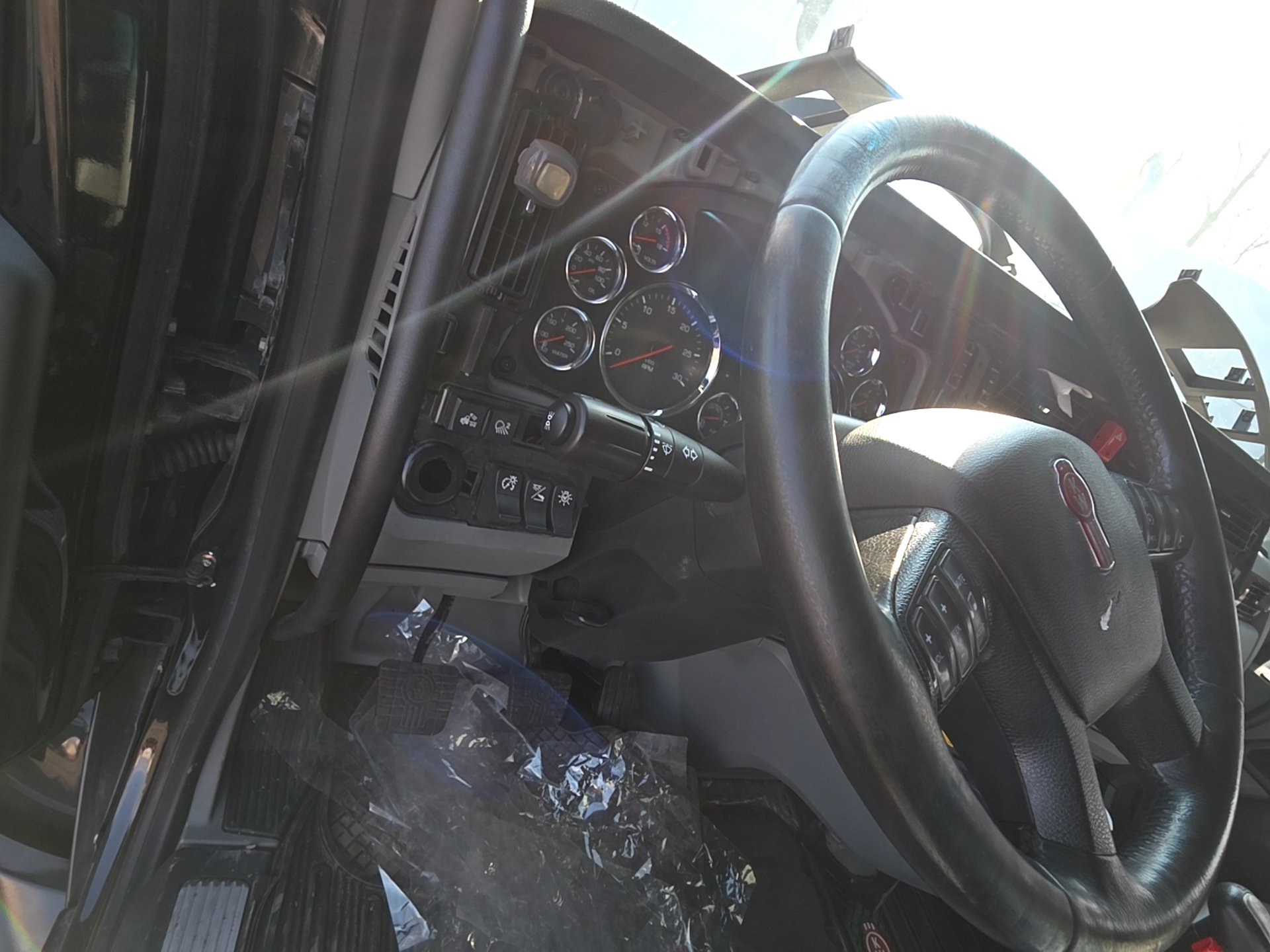 Kenworth T680 Sleeper Truck, 2020 - Paccar MX-13, Eaton Auto - Image 35