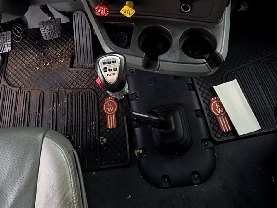 Kenworth T680 Sleeper Truck, 2016 - Paccar MX-13, Eaton Auto - Image 40