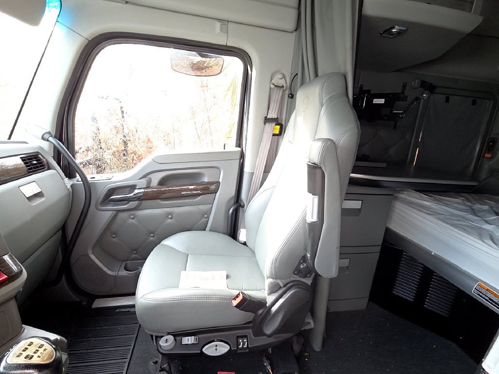Kenworth T680 Sleeper Truck, 2019 - Paccar MX013, Eaton Auto - Image 34