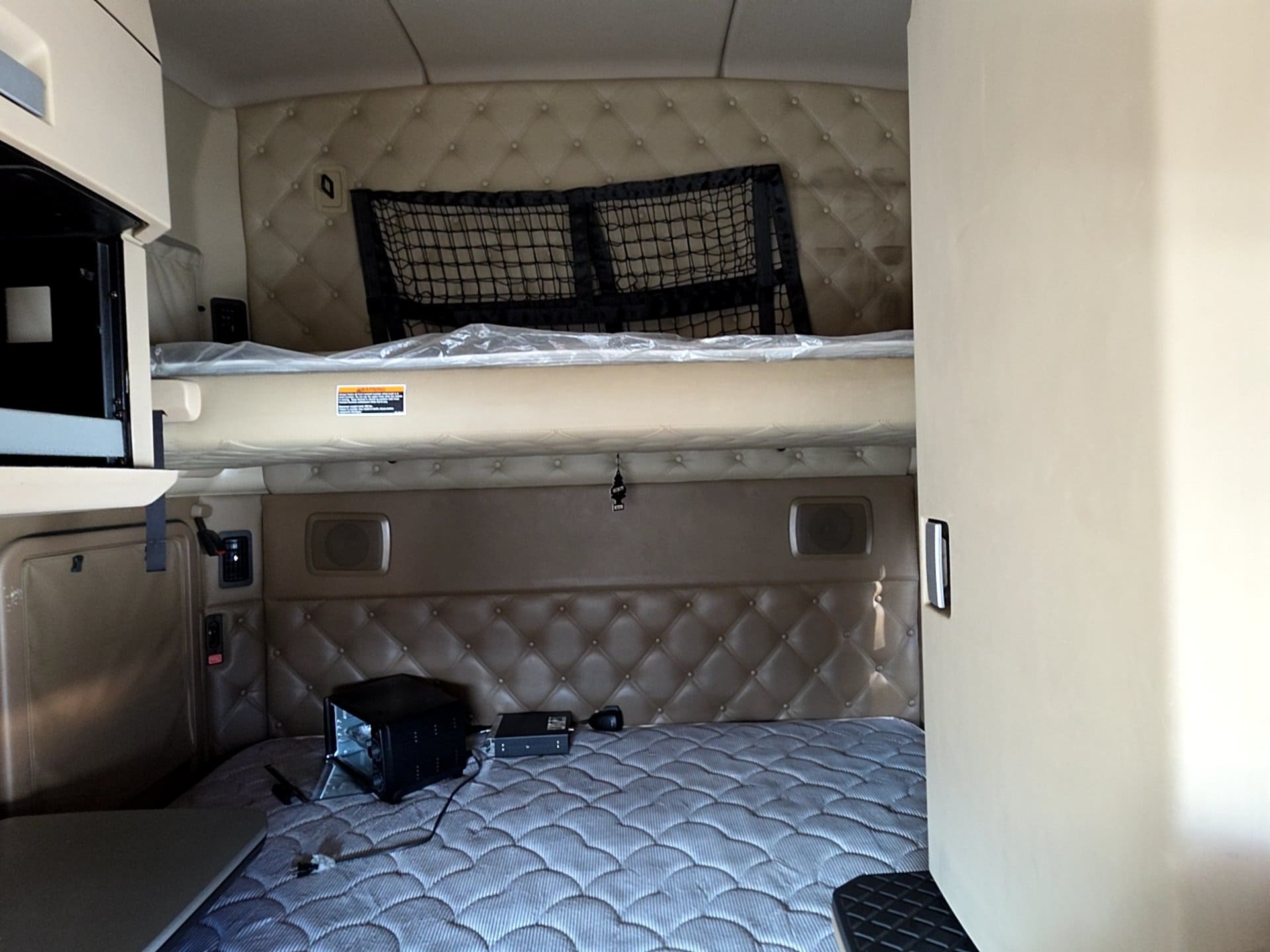 Kenworth T680 Sleeper Truck, 2015 - PACCAR MX-13, Automated Transmission, 76" Sleeper - Image 37