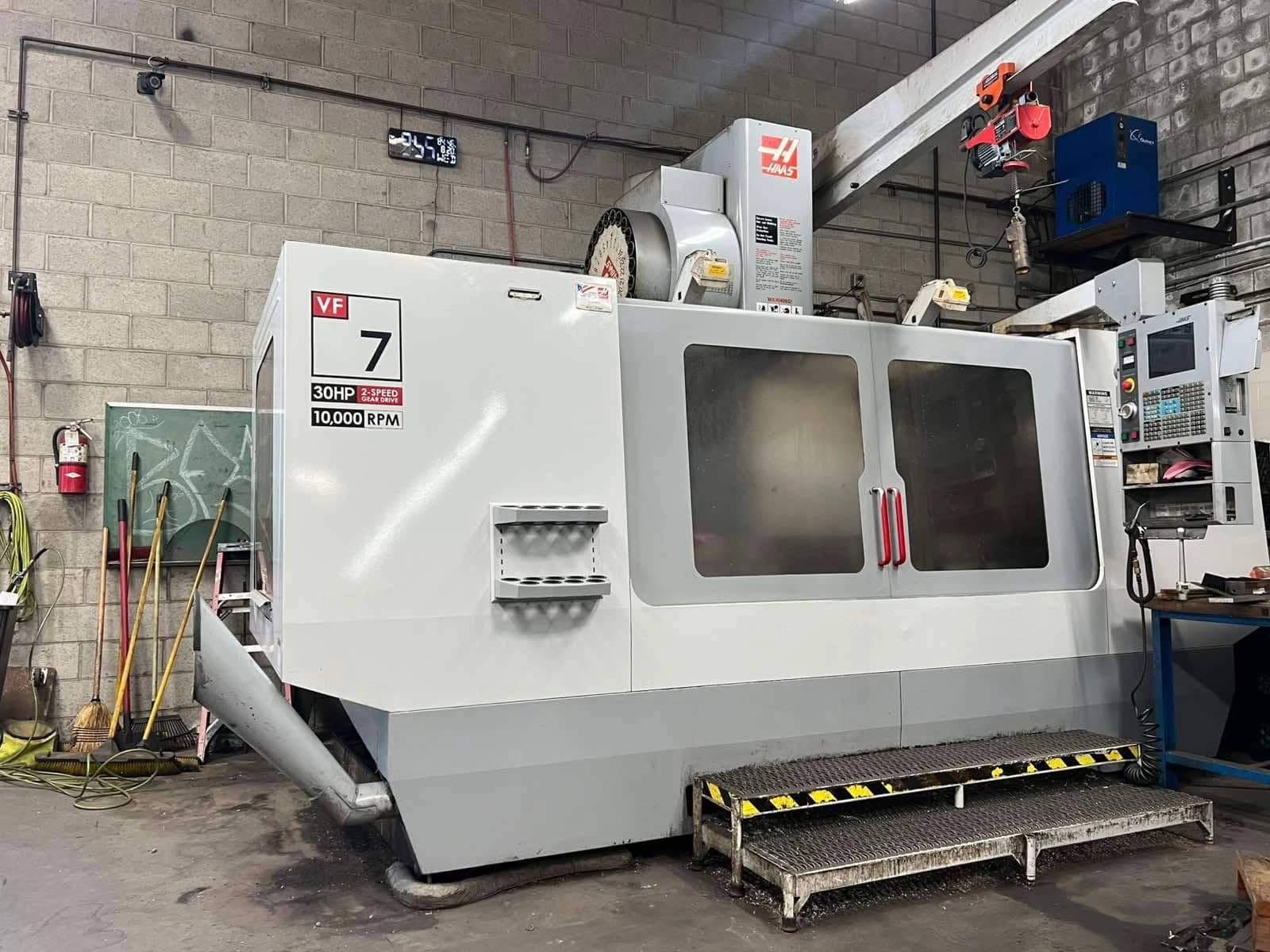 Haas VF-7B/40 CNC VMC, 2004 - 4th Axis Ready, 10k RPM Spindle, Rigid Tap, Chip Auger