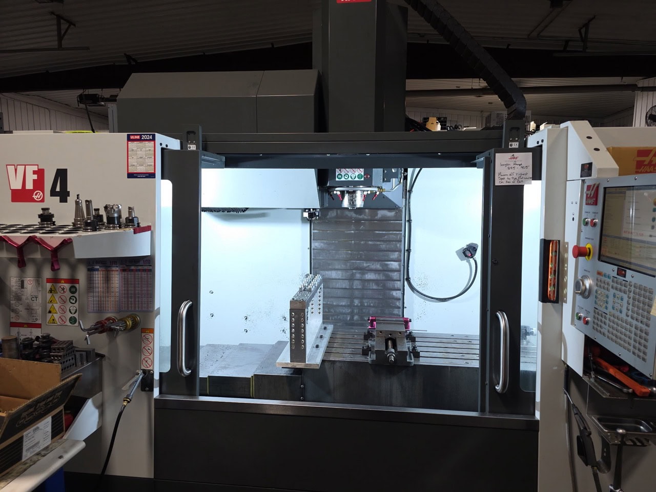 Haas VF-4 VMC, 2023 - Probe, 30 ATC, Chip Auger