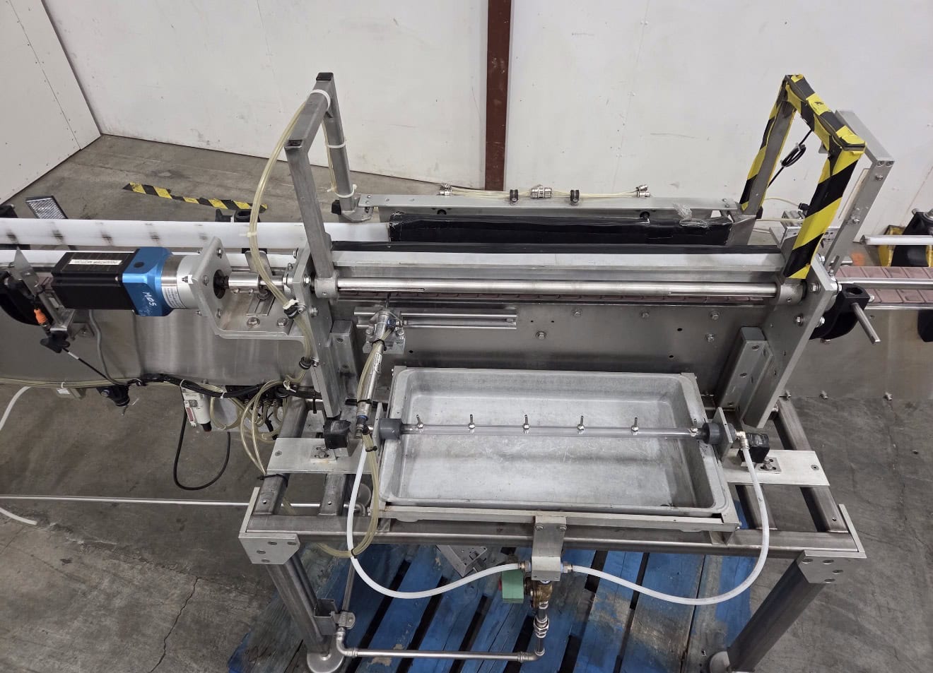Meheen R Series Filling Line with In-Line Packaging RSC Rinser, 700VS Labeler, Zalkin Capper, Accumulation Table and Conveyor System - Complete Bottling Line, Lightly Used - Image 4