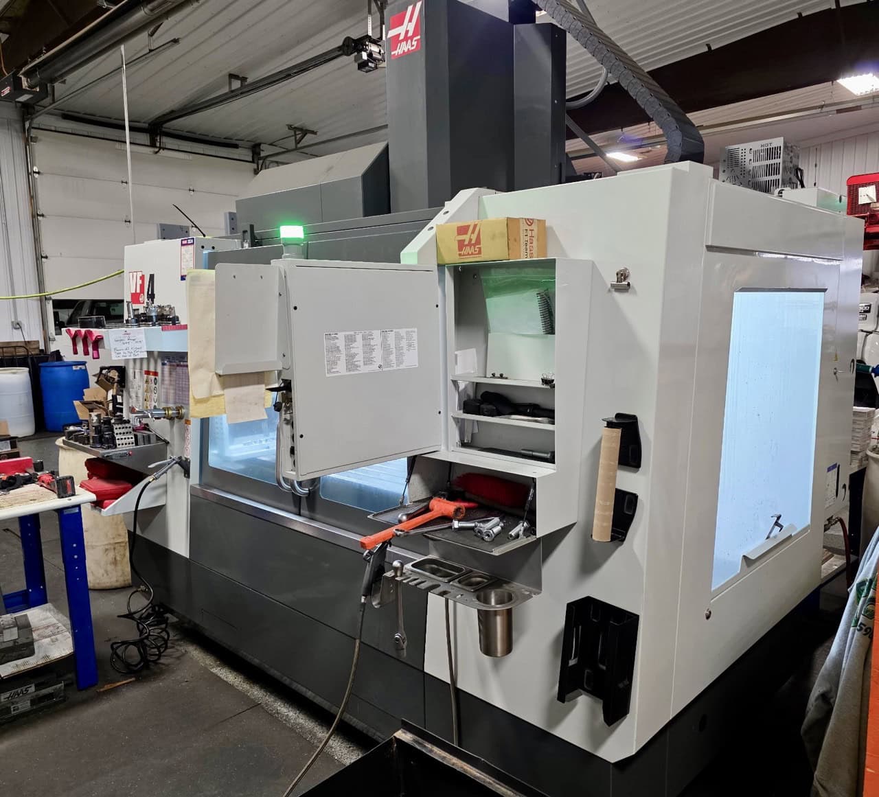 Haas VF-4 VMC, 2023 - Probe, 30 ATC, Chip Auger - Image 6