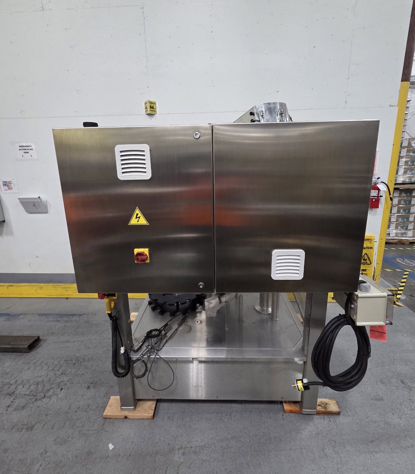 Meheen R Series Filling Line with In-Line Packaging RSC Rinser, 700VS Labeler, Zalkin Capper, Accumulation Table and Conveyor System - Complete Bottling Line, Lightly Used - Image 6