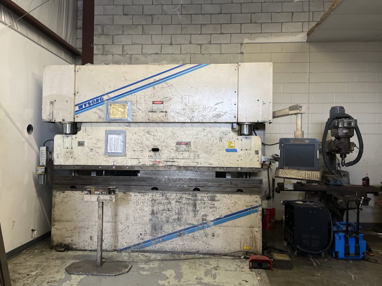 100 Ton x 10' Wysong PH 100-120 CNC Hydraulic Press Brake, 1991 - Tooling Included Laser Curtains, Backgauge
