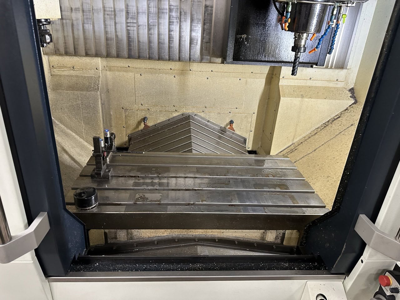 Makino F5 Pro 6 VMC, 2021 - 20K RPM, Renishaw Probe, Laser Tool Setter, Thru Spindle Coolant, Chip Conveyor - Image 10