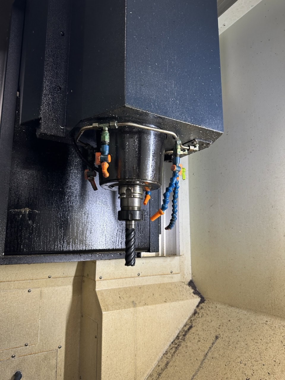 Makino F5 Pro 6 VMC, 2021 - 20K RPM, Renishaw Probe, Laser Tool Setter, Thru Spindle Coolant, Chip Conveyor - Image 11