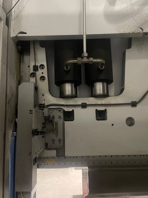190 Ton x 13.5' Trumpf TruBend 3170 CNC Hydraulic Press Brake, 2016 - 4 Axis Backgauge - Image 2