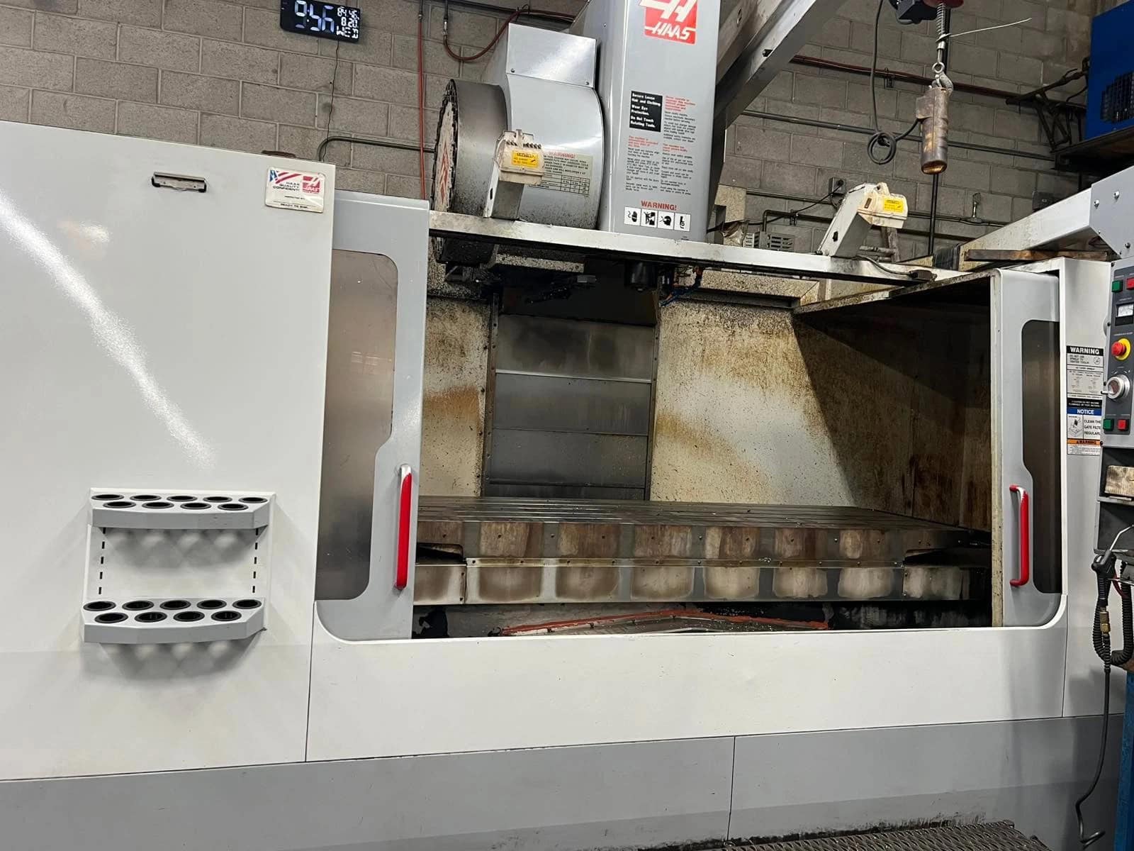 Haas VF-7B/40 CNC VMC, 2004 - 4th Axis Ready, 10k RPM Spindle, Rigid Tap, Chip Auger - Image 4