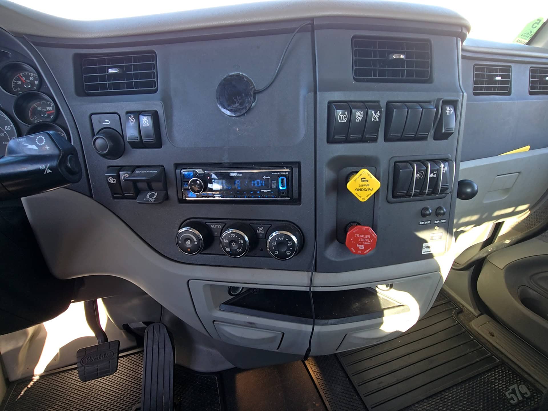 Peterbilt 579 Day Cab Truck, 2020 - PACCAR MX-13 - Automated Transmission - Image 35