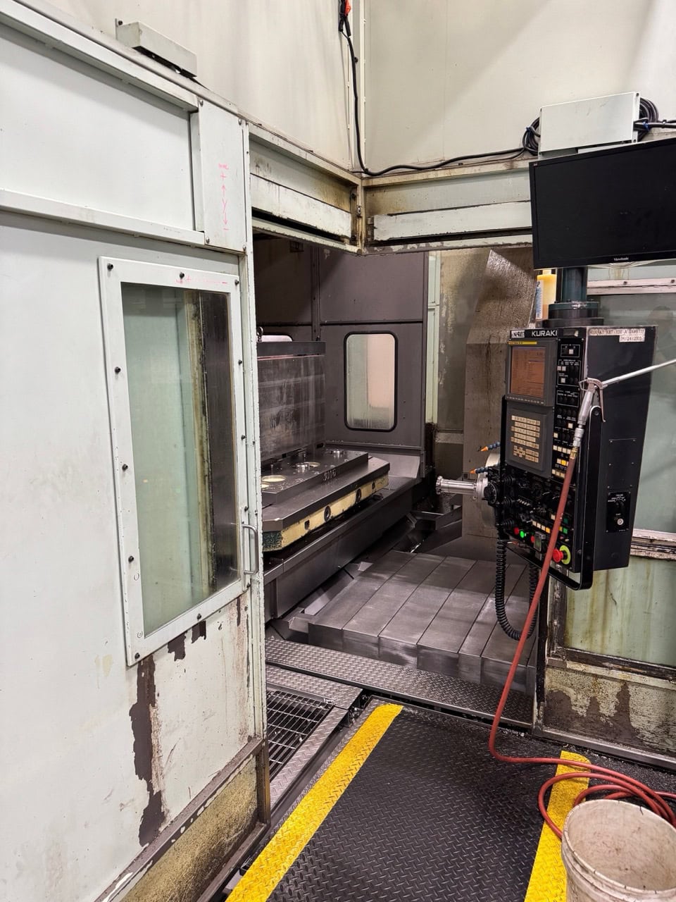 Kuraki KBT 13EA CNC Boring Mill, 2003 - Fanuc Control, 4k RPM, Chip Conveyor, 1000 PSI TSC - Image 6