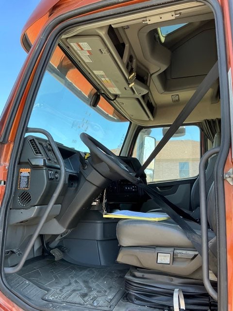 2022 Volvo Trucks VNL 64T860 Sleeper – D13, I-Shift, 6x4, - Image 9