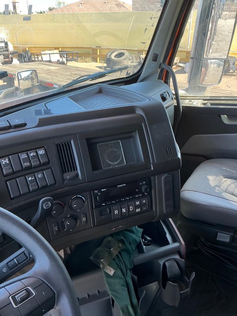2022 Volvo Trucks VNL 64T860 Sleeper – D13, I-Shift, 6x4, - Image 6