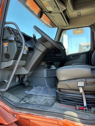 2022 Volvo Trucks VNL 64T860 Sleeper – D13, I-Shift, 6x4, - Image 5