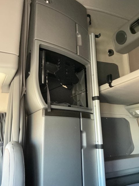 2022 Volvo Trucks VNL 64T860 Sleeper – D13, I-Shift, 6x4, - Image 9