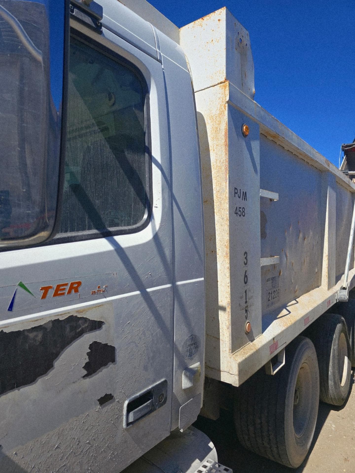 Volvo VNL Tri-Axle Dump Truck, 2012 - Volvo D13 - Image 7
