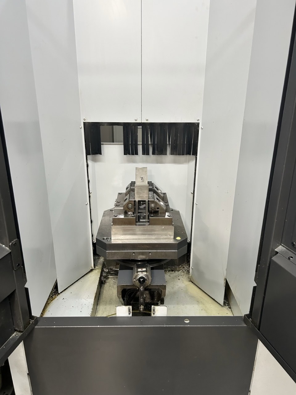 Mori Seiki NMV 5000 DCG, 2010 - 5 Axis, Spindle Probe, Coolant Thru Spindle - Image 8