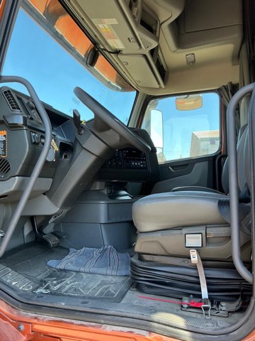 2022 Volvo Trucks VNL 64T860 Sleeper – D13, I-Shift, 6x4, - Image 15