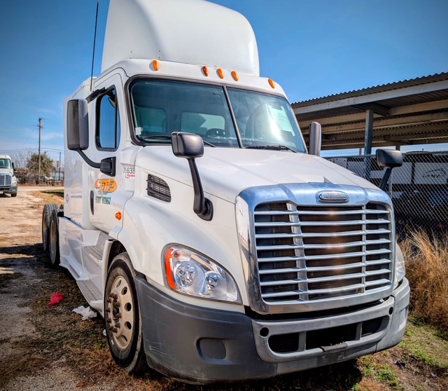 Freightliner Cascadia Day Cab LNG, 2014 - Cummins ISX12 G 400 HP, 10 Speed, Natural Gas Tractor