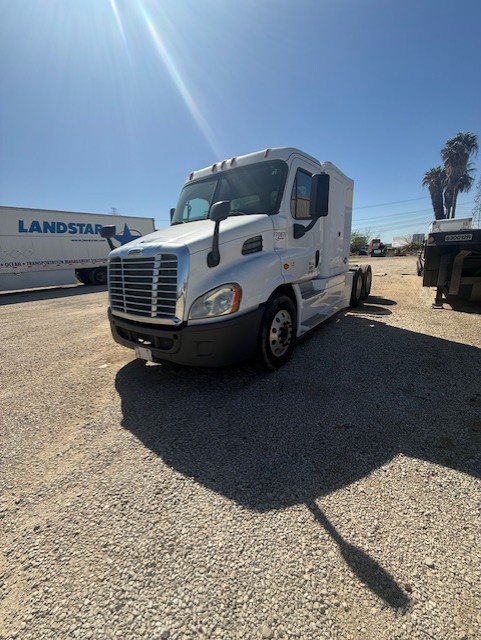 Freightliner Cascadia Day Cab LNG, 2015 - Cummins ISX12 G 400 HP, 10 Speed, Natural Gas Tractor