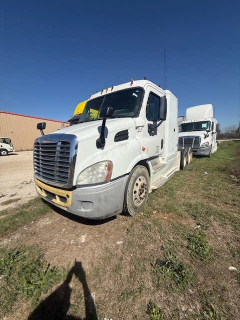 Freightliner Cascadia Day Cab LNG, 2015 - Cummins ISX12 G 400 HP, 10 Speed, Natural Gas Tractor