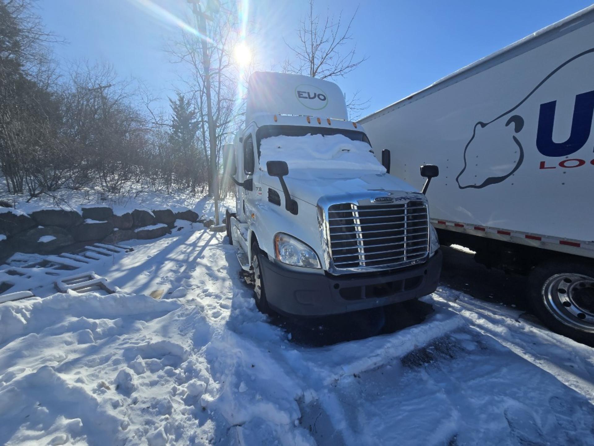 2015 Freightliner Cascadia Day Cab LNG - Cummins ISX12 G 400 HP, 10 Speed, Natural Gas Tractor