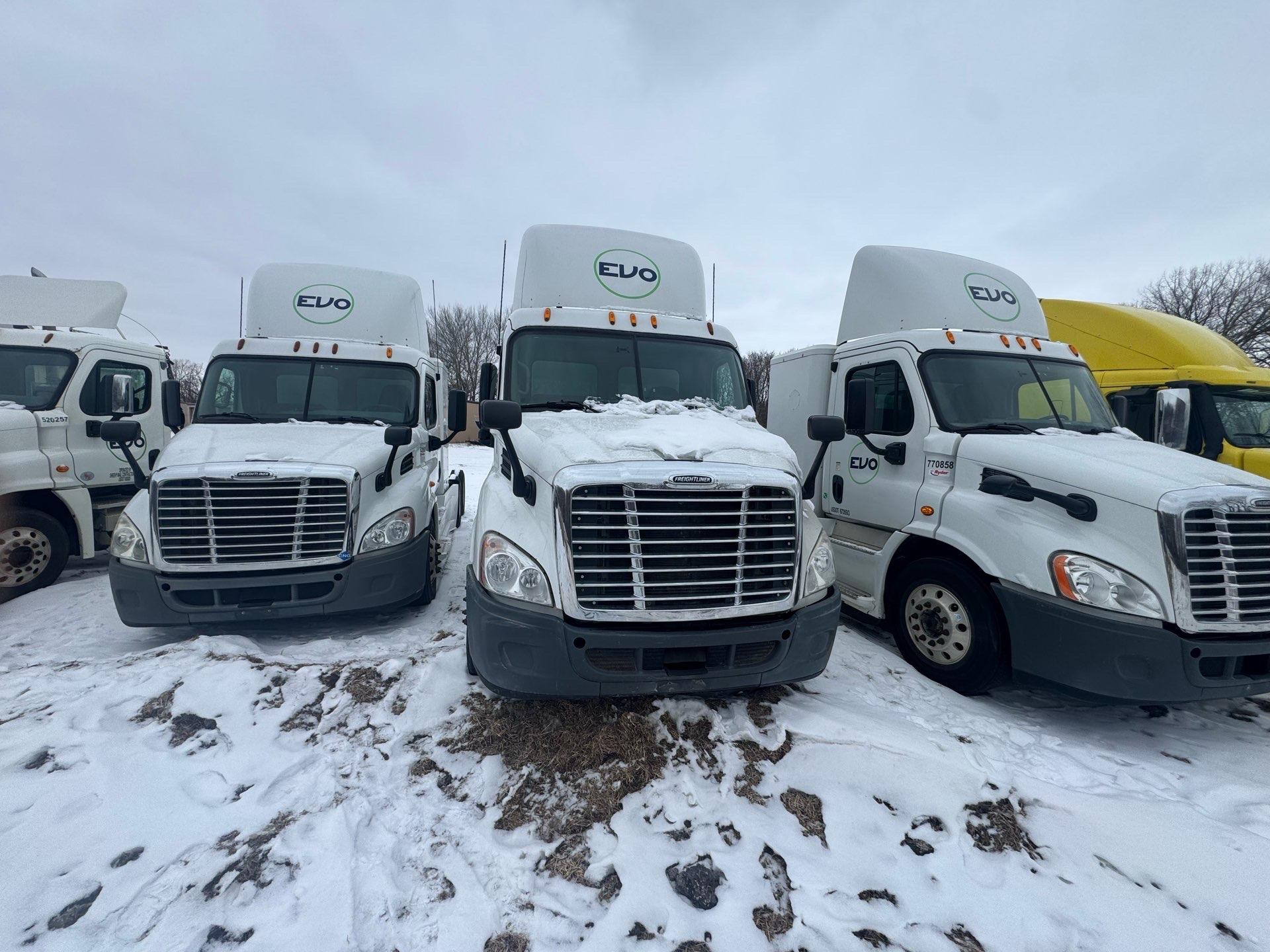 2015 Freightliner Cascadia Day Cab LNG - Cummins ISX12 G 400 HP, 10 Speed, Natural Gas Tractor