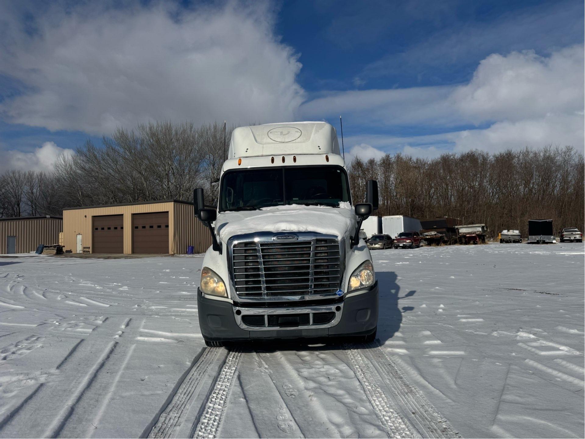 2015 Freightliner Cascadia Day Cab LNG - Cummins ISX12 G 400 HP, 10 Speed, Natural Gas Tractor