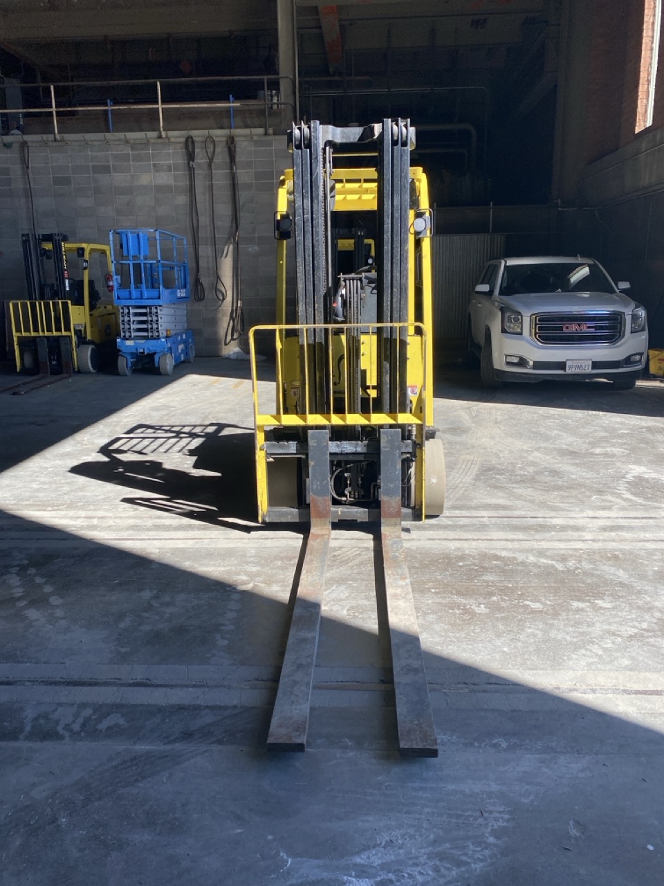 Hyster E70XN Electric Cushion Tire Forklift, 2021 - 7,000 lb Capacity, Sit-Down Rider (2)
