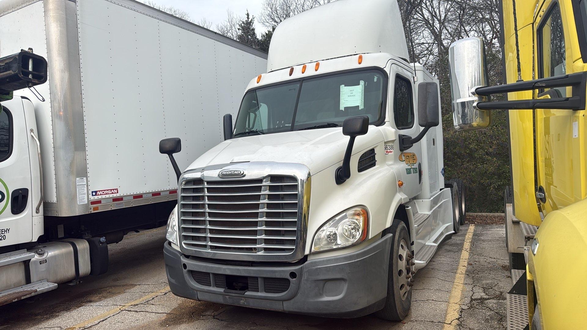 Freightliner Cascadia Day Cab LNG, 2014 - Cummins ISX12 G 400 HP, 10 Speed, Natural Gas Tractor - Image 3