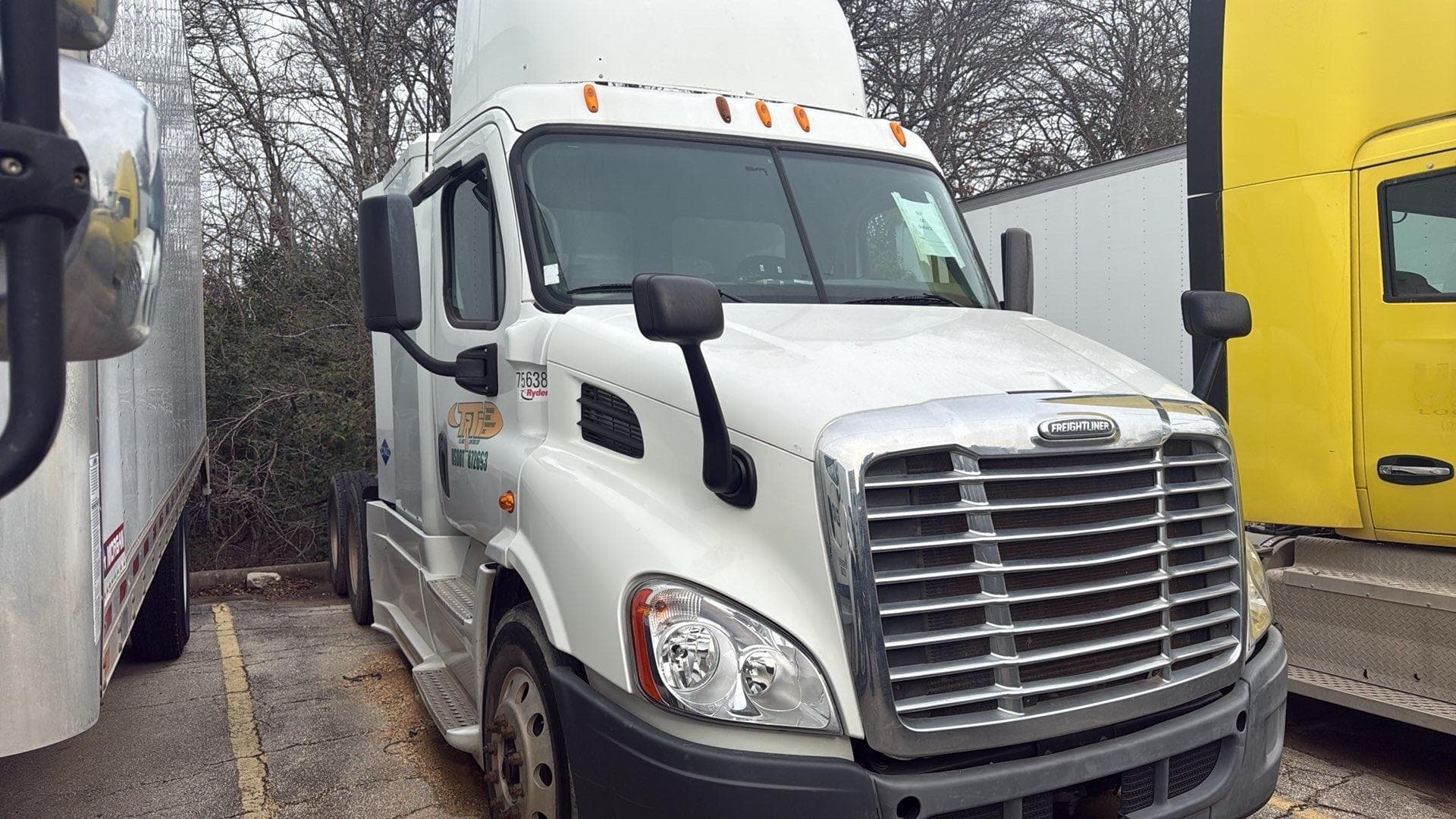 2014 FREIGHTLINER Cascadia Sleeper Semi Truck - Image 2