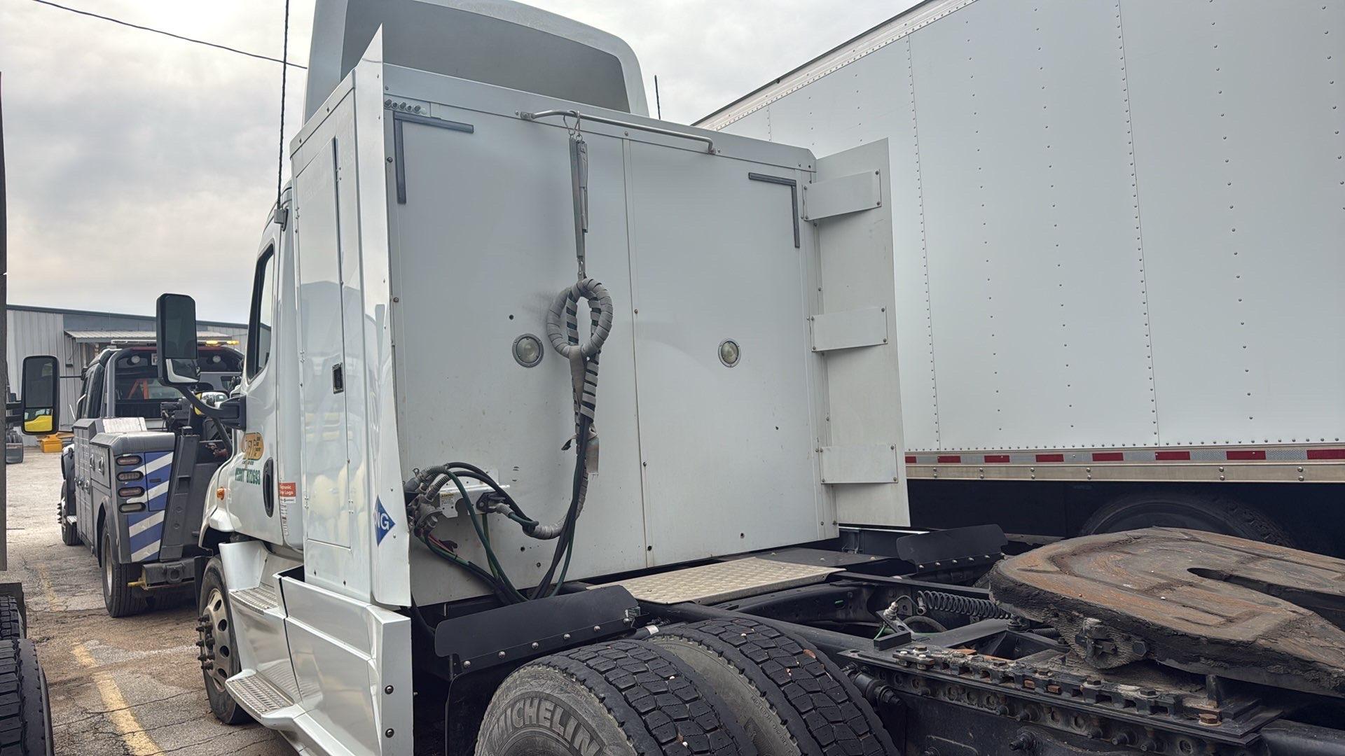 Freightliner Cascadia Day Cab LNG, 2014 - Cummins ISX12 G 400 HP, 10 Speed, Natural Gas Tractor - Image 6