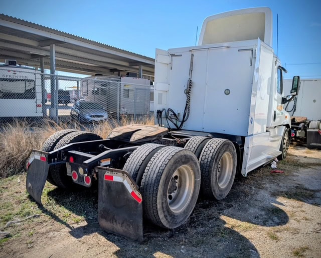 2014 FREIGHTLINER Cascadia Sleeper Semi Truck - Image 7