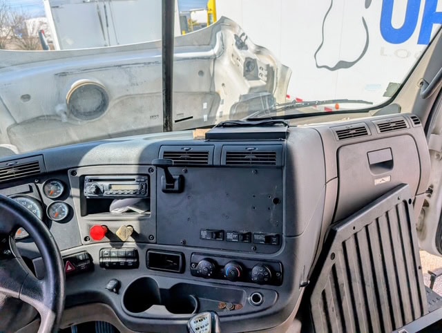 2014 FREIGHTLINER Cascadia Sleeper Semi Truck - Image 8