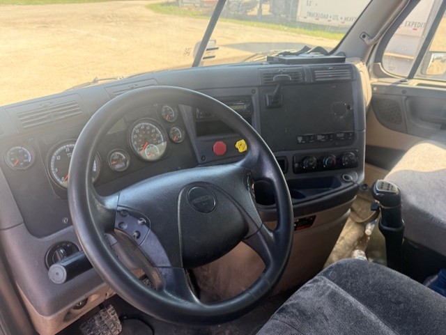Freightliner Cascadia Day Cab LNG, 2015 - Cummins ISX12 G 400 HP, 10 Speed, Natural Gas Tractor - Image 6