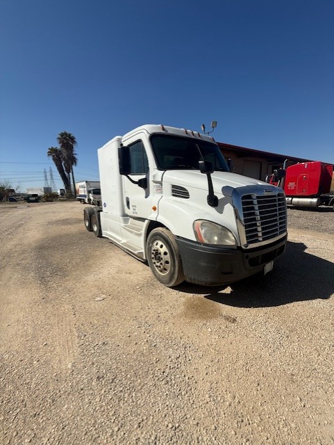 Freightliner Cascadia Day Cab LNG, 2015 - Cummins ISX12 G 400 HP, 10 Speed, Natural Gas Tractor - Image 2
