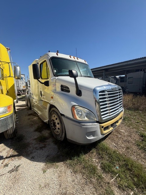 Freightliner Cascadia Day Cab LNG, 2015 - Cummins ISX12 G 400 HP, 10 Speed, Natural Gas Tractor - Image 2