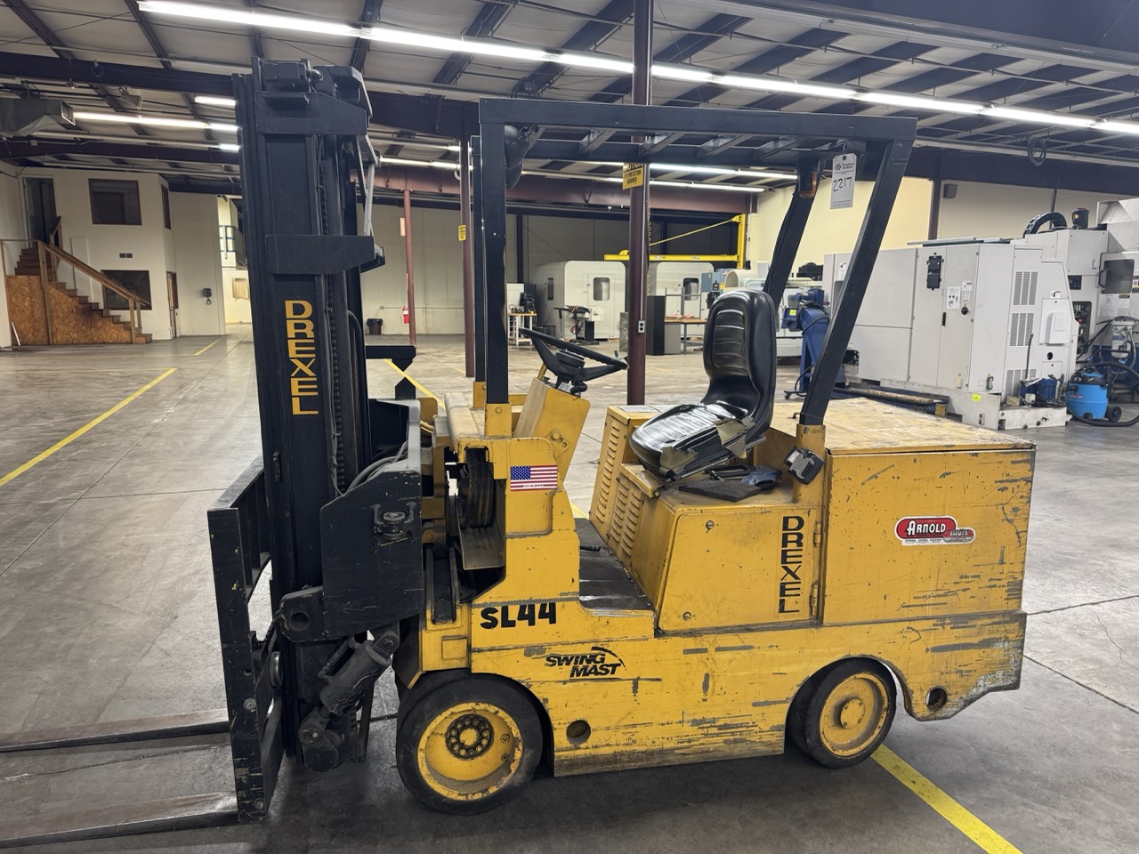 Drexel SL44/4 4,400 Lb Capacity Electric Forklift, Swing Reach Mast, Narrow Aisle - Image 2