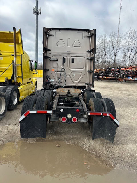 2015 Freightliner Cascadia Sleeper – Detroit DD15 455HP – Eaton 10 Speed – Tandem Axle Highway Tractor - Image 2