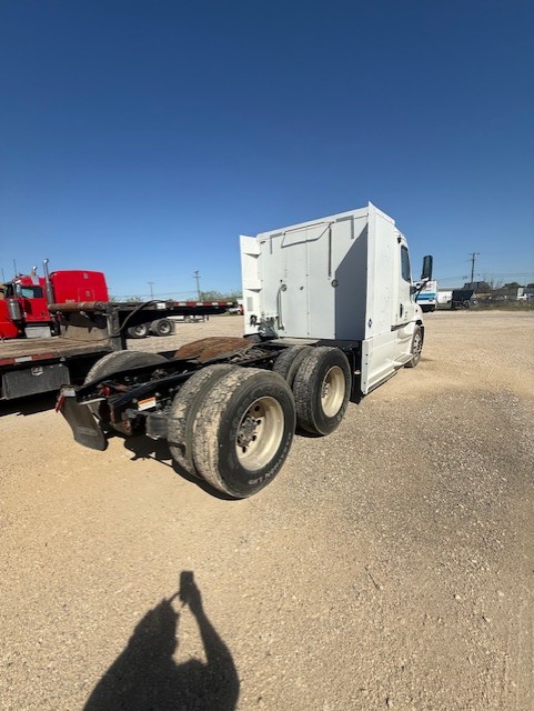 Freightliner Cascadia Day Cab LNG, 2015 - Cummins ISX12 G 400 HP, 10 Speed, Natural Gas Tractor - Image 3